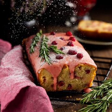 Veganiškas keksas su spanguolėmis ir rozmarinu